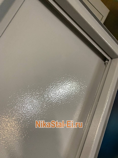 Металлический люк для сокрытия коммуникаций