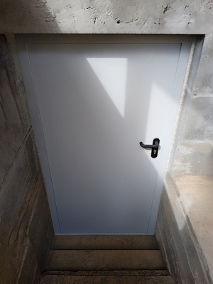 Дверь в подвальное помещение