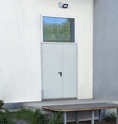 Дверь на служебном выходе магазина Дверь на служебном выходе магазина