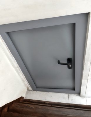 Серый люк на крышу Серый люк на крышу