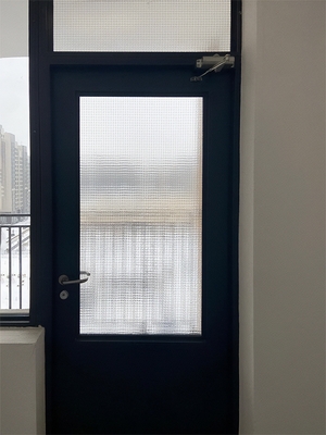 Дверь с армированным стеклом