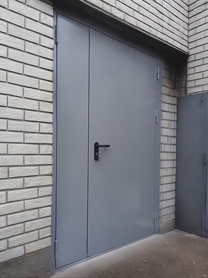 Полуторная дверь серого цвета Полуторная дверь серого цвета