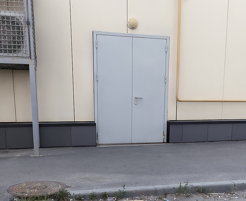 На запасном выходе из магазина