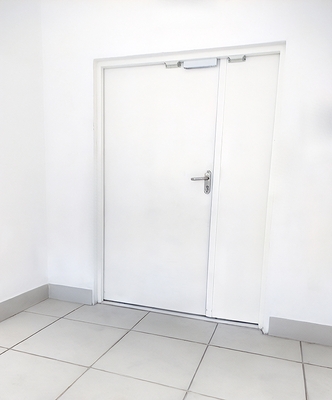 Белая дверь с системой СКУД Белая дверь с системой СКУД