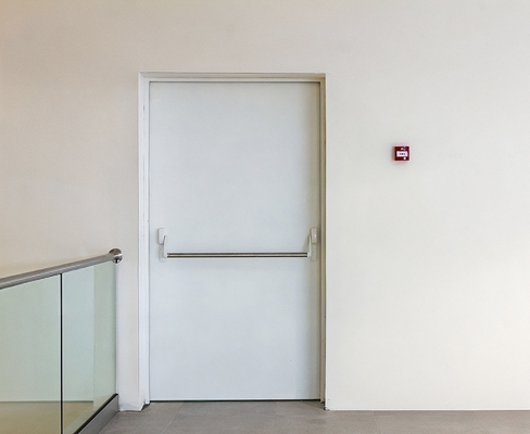 Белая дверь с ручкой push-bar Белая дверь с ручкой push-bar