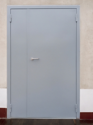Полуторная серая стальная дверь