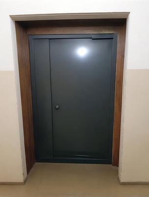 Серая подъездная дверь