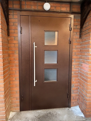 Дверь с тремя стеклами Дверь с тремя стеклами