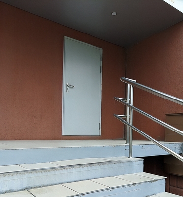 Дверь в МКД