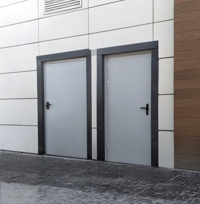 Металлические серые двери