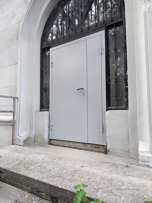 Полуторная глухая дверь