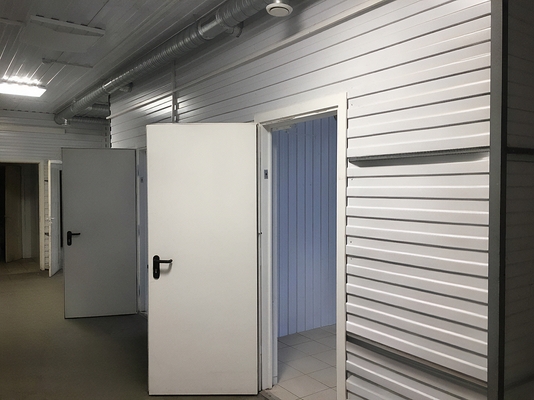 В помещения склада