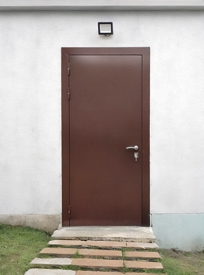 Дверь коричневого цвета