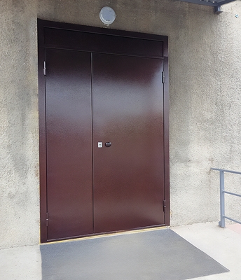 Дверь полуторной конструкции