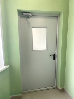 С окном и доводчиком