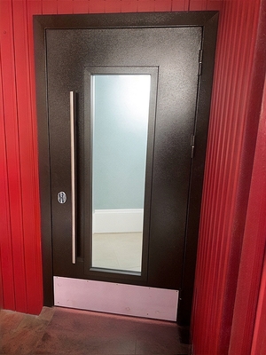 Дверь со стеклом и отбойником