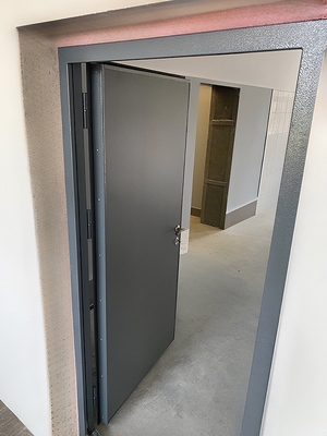 Входная серая дверь