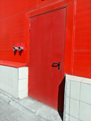 Красная дверь для насосной станции