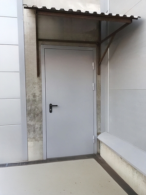 Однопольная дверь на уличном выходе