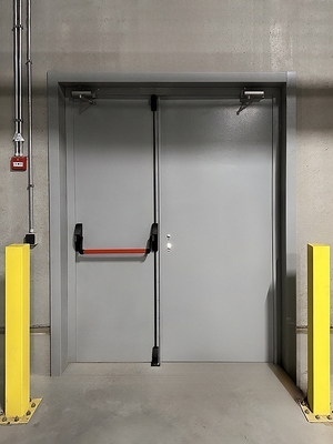 Двупольная дверь с ручкой антипаника Двупольная дверь с ручкой антипаника