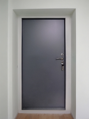 Серая глухая дверь