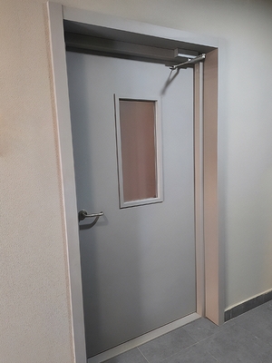 Дверь с остеклением