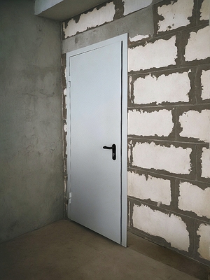 Дверь в строящемся здании Дверь в строящемся здании