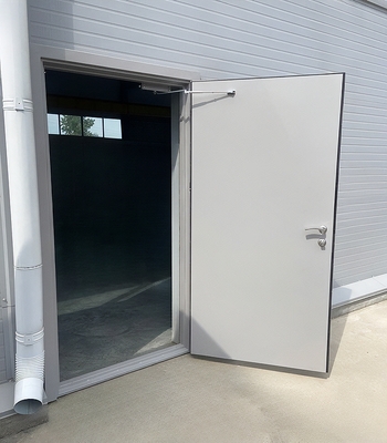 Металлическая серая дверь