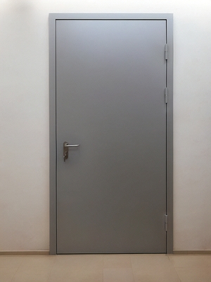 Серая глухая дверь Серая глухая дверь