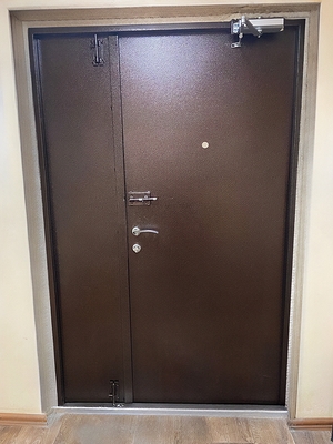 Дверь полуторной конструкции