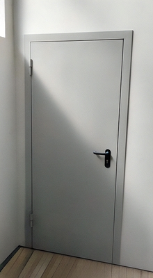 Дверь серого цвета