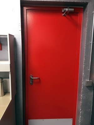 Красная дверь с отбойником