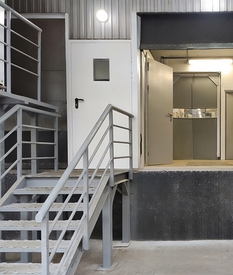 Дверь с окном