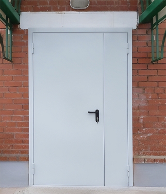 Дверь на уличном входе Дверь на уличном входе