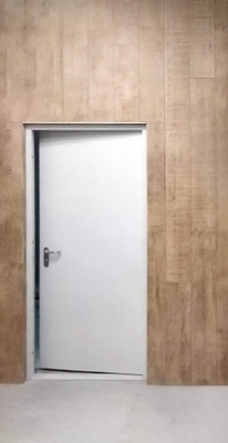 Белая дверь в офисе