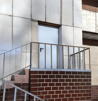 Дверь в МКД