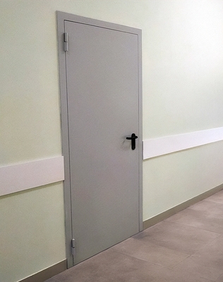 Дверь в медцентре