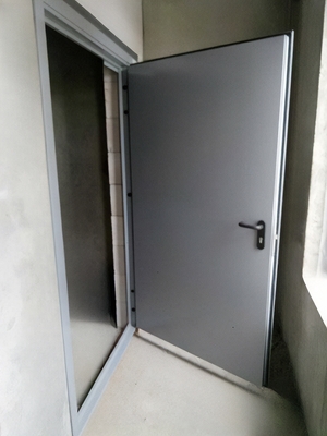 Дверь на переходном балконе Дверь на переходном балконе