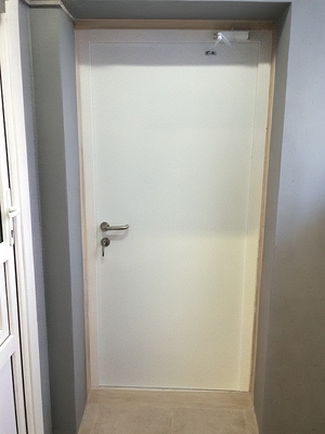 Белая дверь с доводчиком