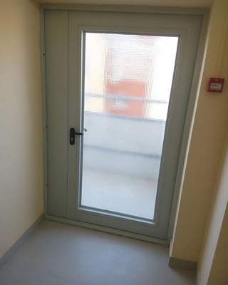 Дверь на переходном балконе Дверь на переходном балконе