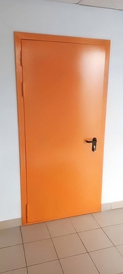 Дверь оранжевого цвета