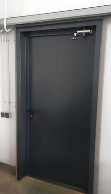 Черная дверь с доводчиком