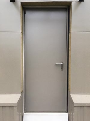 Дверь на уличном выходе