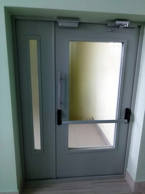 Дверь с большим стеклом Дверь с большим стеклом