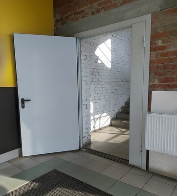 Дверь в офисном здании Дверь в офисном здании