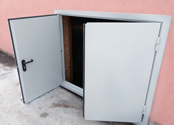 Люк с двумя створками