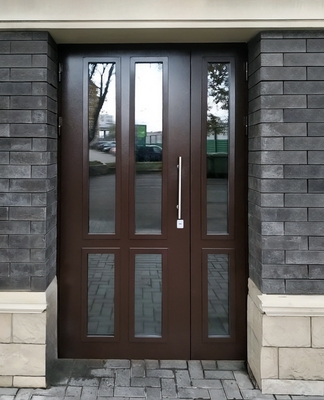Коричневая дверь с остеклением
