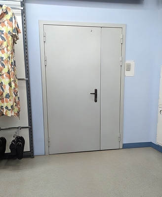 Дверь в подсобное помещение Дверь в подсобное помещение