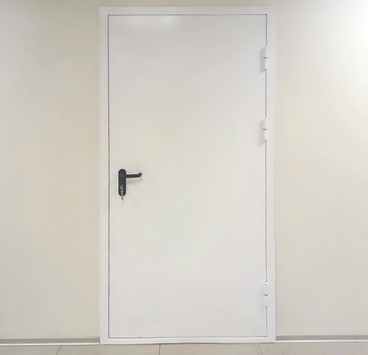 Дверь белого цвета