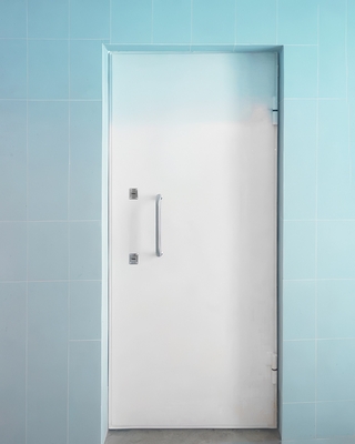 Дверь с ручкой-скобой Дверь с ручкой-скобой